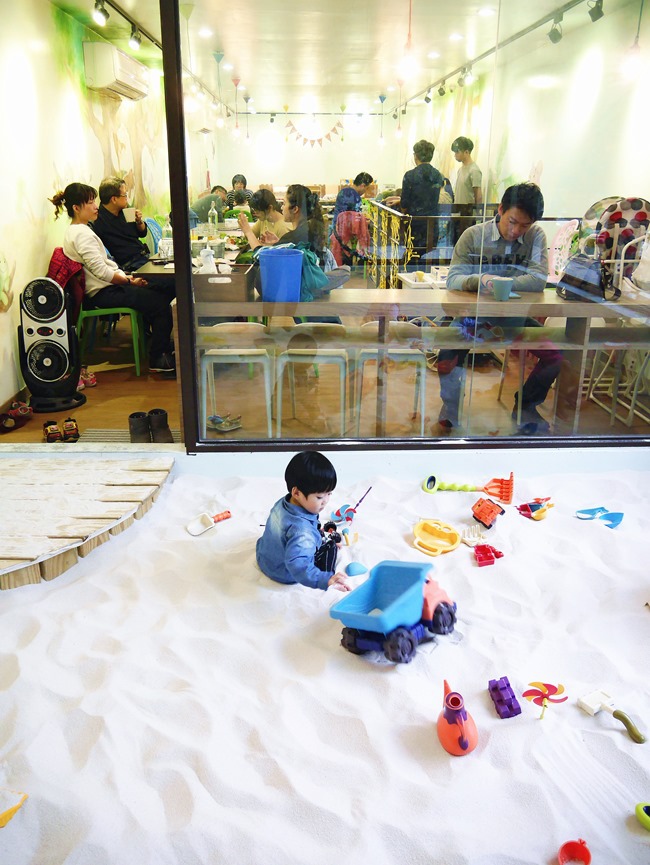 │台北。天母│Hello！Jazz！親子餐廳。玻璃屋沙池、球池…孩子最愛的動物童畫森林