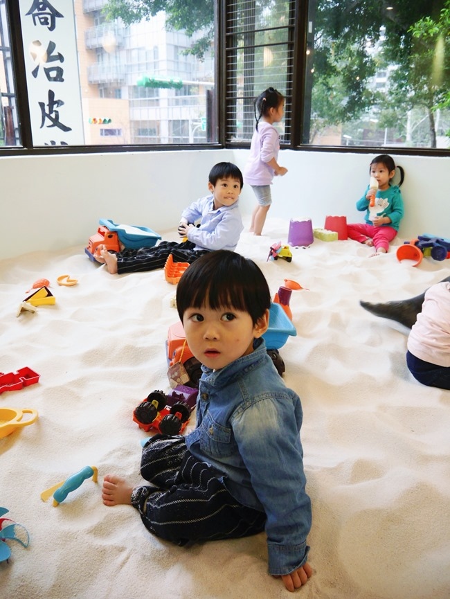 │台北。天母│Hello！Jazz！親子餐廳。玻璃屋沙池、球池…孩子最愛的動物童畫森林