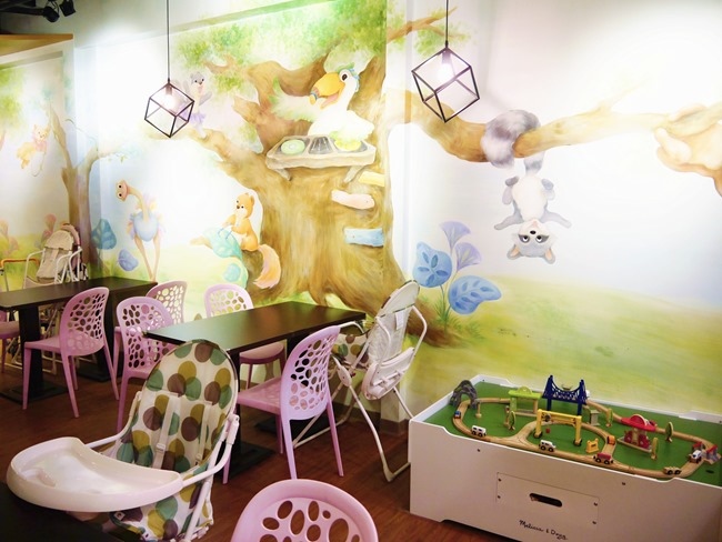 │台北。天母│Hello！Jazz！親子餐廳。玻璃屋沙池、球池…孩子最愛的動物童畫森林