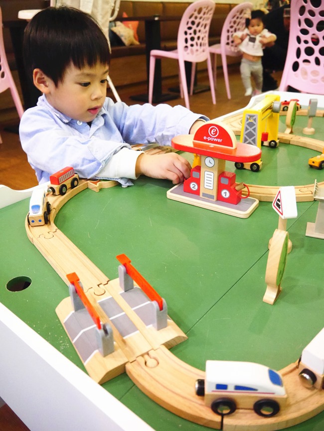 │台北。天母│Hello！Jazz！親子餐廳。玻璃屋沙池、球池…孩子最愛的動物童畫森林