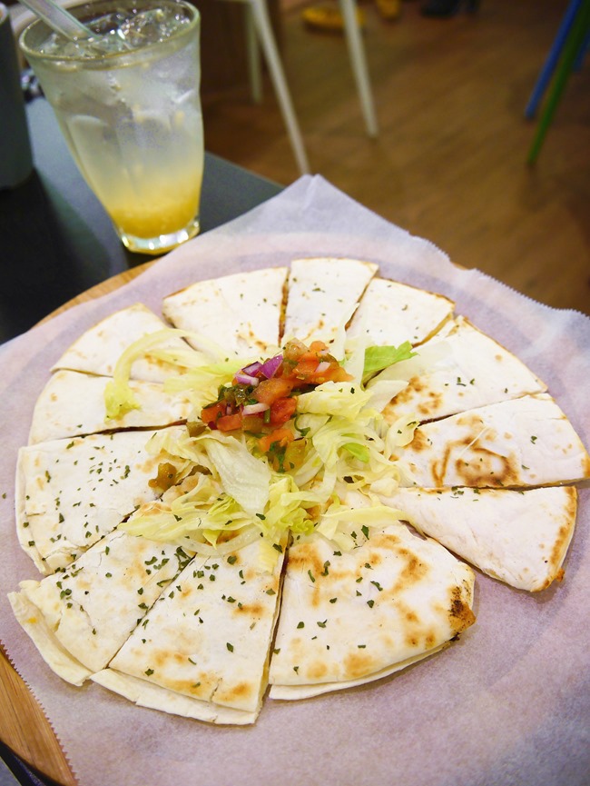 │台北。天母│Hello！Jazz！親子餐廳。玻璃屋沙池、球池…孩子最愛的動物童畫森林