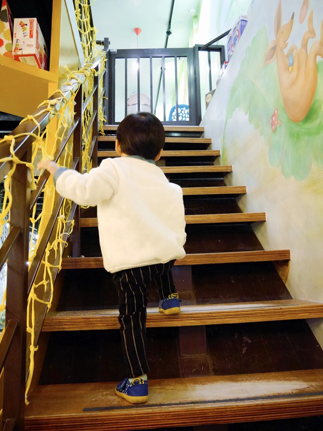 │台北。天母│Hello！Jazz！親子餐廳。玻璃屋沙池、球池…孩子最愛的動物童畫森林