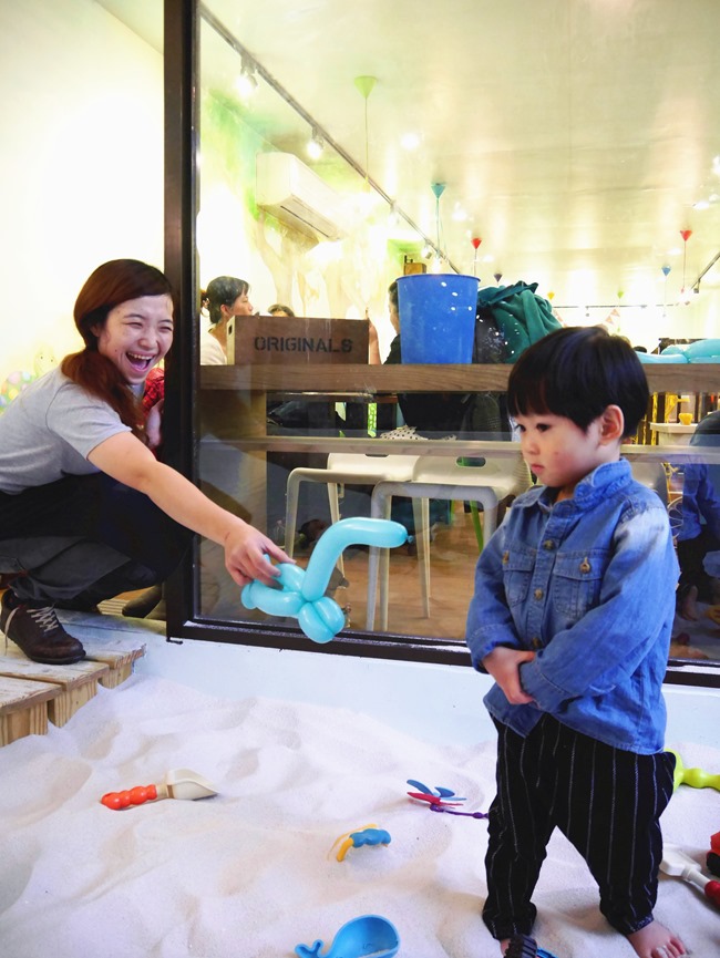 │台北。天母│Hello！Jazz！親子餐廳。玻璃屋沙池、球池…孩子最愛的動物童畫森林