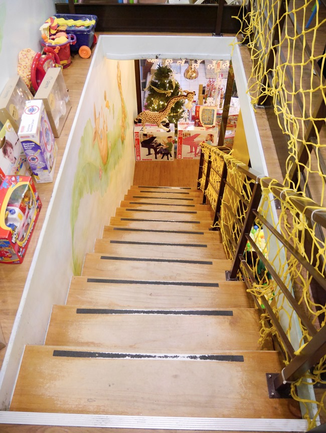 │台北。天母│Hello！Jazz！親子餐廳。玻璃屋沙池、球池…孩子最愛的動物童畫森林