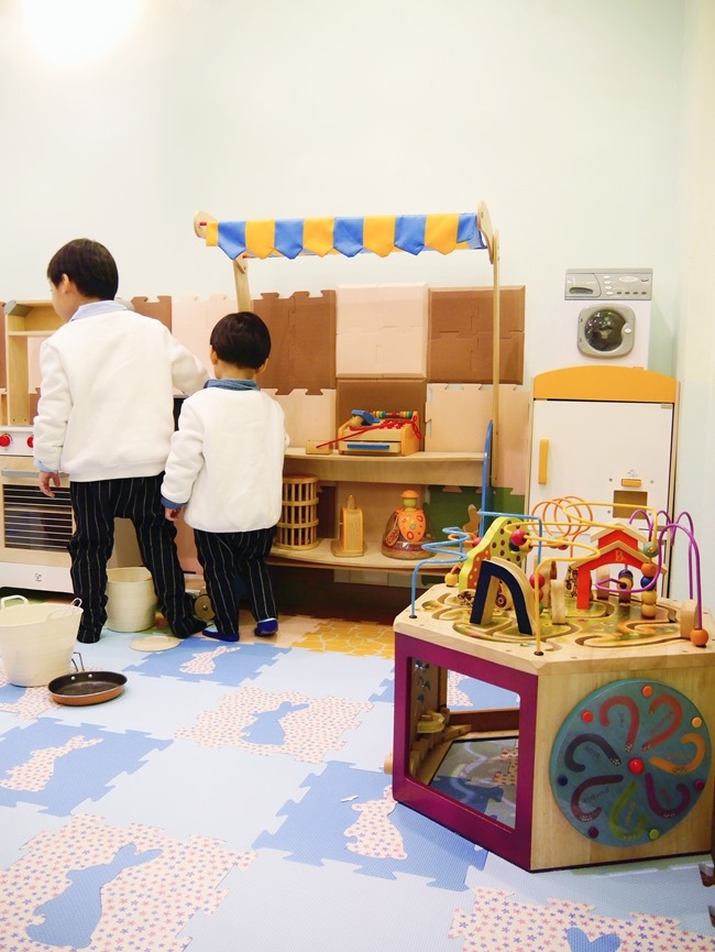 │台北。天母│Hello！Jazz！親子餐廳。玻璃屋沙池、球池…孩子最愛的動物童畫森林