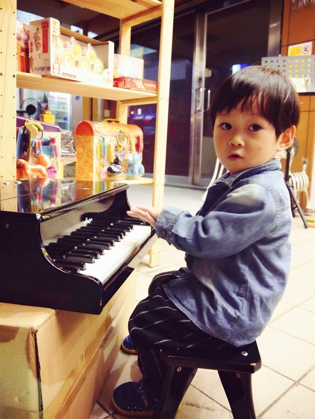 │台北。天母│Hello！Jazz！親子餐廳。玻璃屋沙池、球池…孩子最愛的動物童畫森林