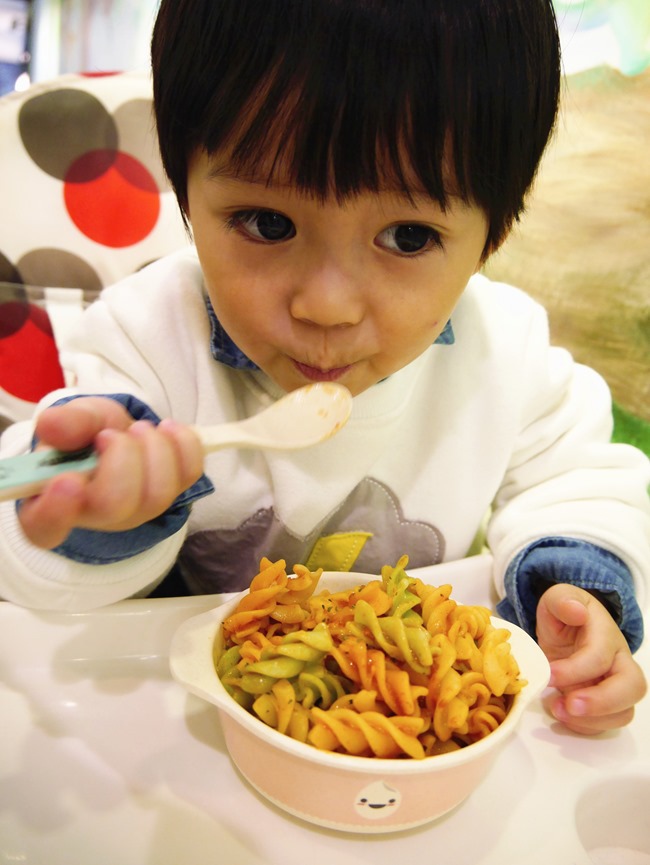 │台北。天母│Hello！Jazz！親子餐廳。玻璃屋沙池、球池…孩子最愛的動物童畫森林
