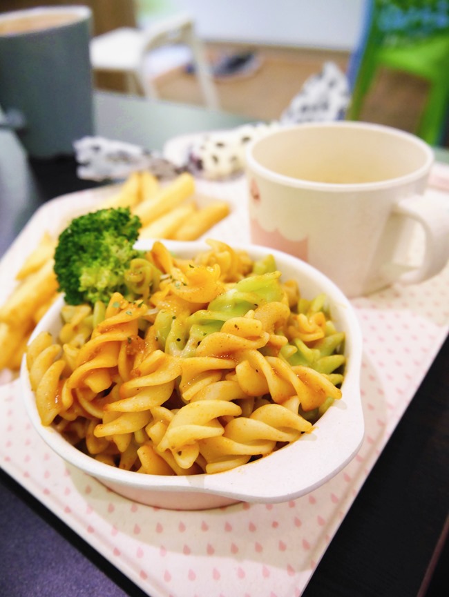 │台北。天母│Hello！Jazz！親子餐廳。玻璃屋沙池、球池…孩子最愛的動物童畫森林