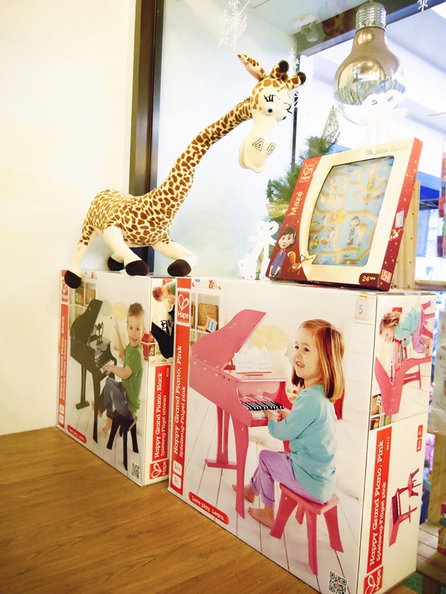 │台北。天母│Hello！Jazz！親子餐廳。玻璃屋沙池、球池…孩子最愛的動物童畫森林