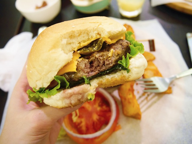 │台北。天母│Hello！Jazz！親子餐廳。玻璃屋沙池、球池…孩子最愛的動物童畫森林