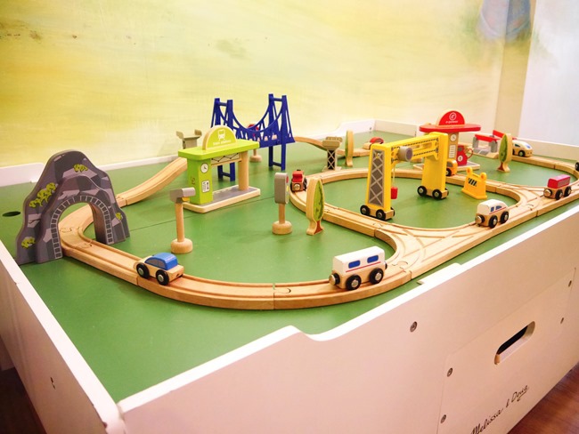 │台北。天母│Hello！Jazz！親子餐廳。玻璃屋沙池、球池…孩子最愛的動物童畫森林