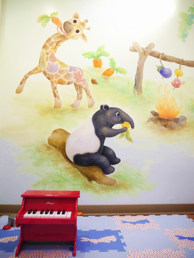 │台北。天母│Hello！Jazz！親子餐廳。玻璃屋沙池、球池…孩子最愛的動物童畫森林