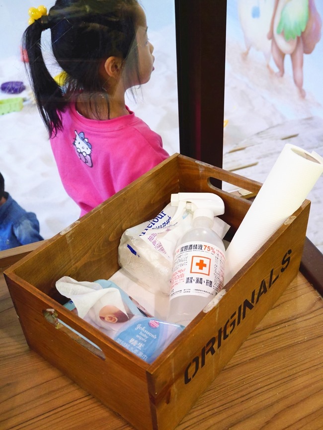 │台北。天母│Hello！Jazz！親子餐廳。玻璃屋沙池、球池…孩子最愛的動物童畫森林