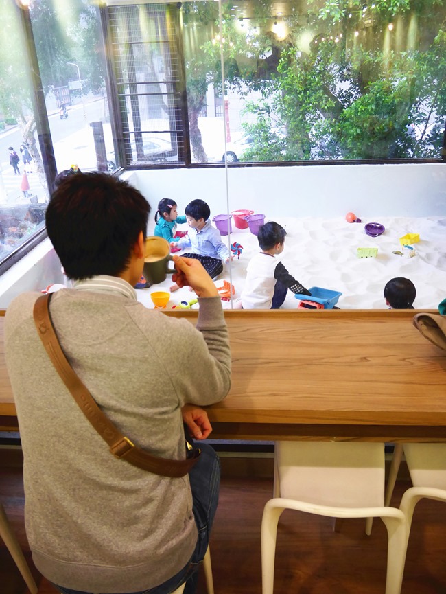 │台北。天母│Hello！Jazz！親子餐廳。玻璃屋沙池、球池…孩子最愛的動物童畫森林