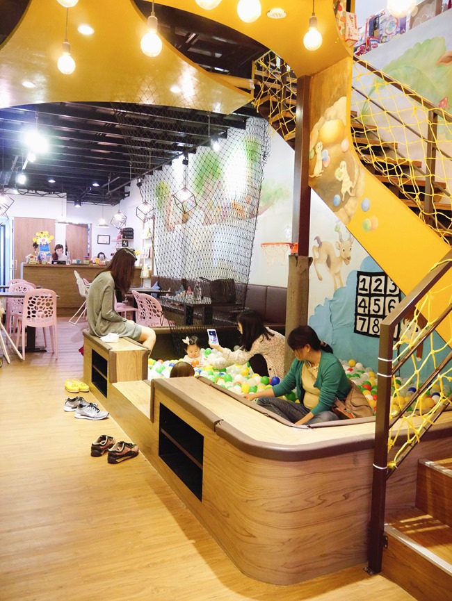 │台北。天母│Hello！Jazz！親子餐廳。玻璃屋沙池、球池…孩子最愛的動物童畫森林