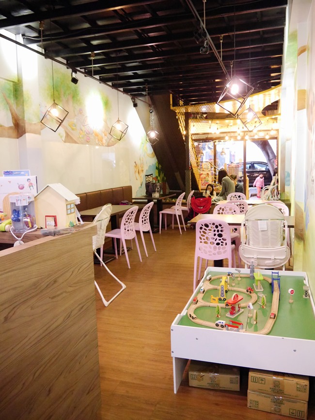 │台北。天母│Hello！Jazz！親子餐廳。玻璃屋沙池、球池…孩子最愛的動物童畫森林