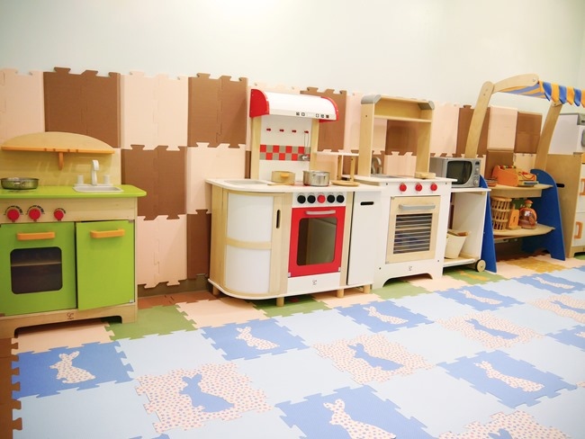 │台北。天母│Hello！Jazz！親子餐廳。玻璃屋沙池、球池…孩子最愛的動物童畫森林