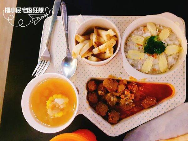 【台北親子餐廳】Hello Jazz！親子餐廳－小朋友的天堂，球池、沙坑、迷你廚房、玩具和故事書樣樣具備！