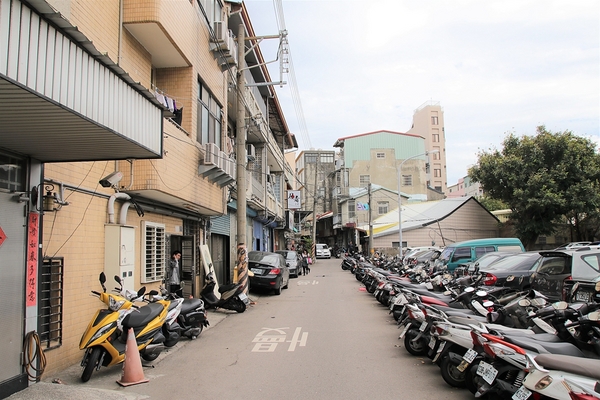 沙鹿美仁里彩繪巷:【台中沙鹿景點】美仁里彩繪村~香噴噴的統一肉燥麵,拍過微電影的小時光麵館,黑貓食堂,以及柑仔店和美仁國小,場景互動力十足