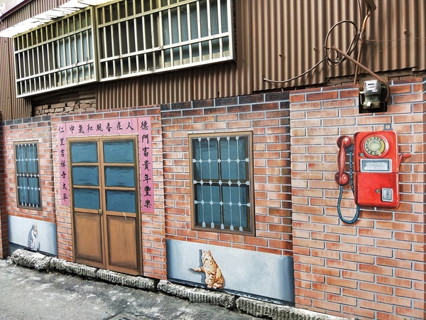 沙鹿美仁里彩繪巷:【台中沙鹿景點】美仁里彩繪村~香噴噴的統一肉燥麵,拍過微電影的小時光麵館,黑貓食堂,以及柑仔店和美仁國小,場景互動力十足