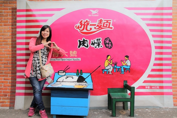 沙鹿美仁里彩繪巷:【台中沙鹿景點】美仁里彩繪村~香噴噴的統一肉燥麵,拍過微電影的小時光麵館,黑貓食堂,以及柑仔店和美仁國小,場景互動力十足