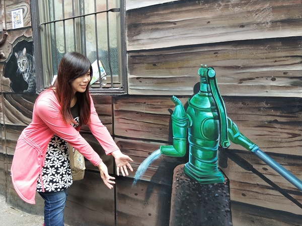 沙鹿美仁里彩繪巷:【台中沙鹿景點】美仁里彩繪村~香噴噴的統一肉燥麵,拍過微電影的小時光麵館,黑貓食堂,以及柑仔店和美仁國小,場景互動力十足