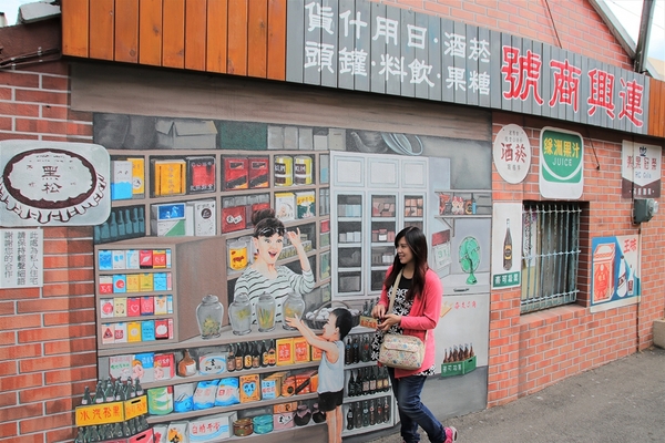 沙鹿美仁里彩繪巷:【台中沙鹿景點】美仁里彩繪村~香噴噴的統一肉燥麵,拍過微電影的小時光麵館,黑貓食堂,以及柑仔店和美仁國小,場景互動力十足