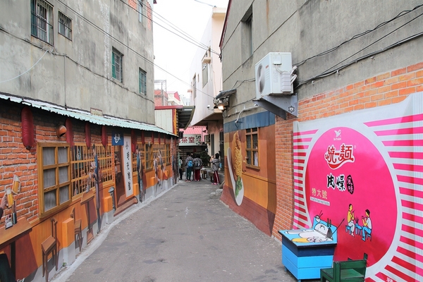 沙鹿美仁里彩繪巷:【台中沙鹿景點】美仁里彩繪村~香噴噴的統一肉燥麵,拍過微電影的小時光麵館,黑貓食堂,以及柑仔店和美仁國小,場景互動力十足