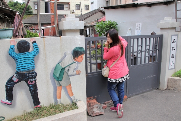 沙鹿美仁里彩繪巷:【台中沙鹿景點】美仁里彩繪村~香噴噴的統一肉燥麵,拍過微電影的小時光麵館,黑貓食堂,以及柑仔店和美仁國小,場景互動力十足