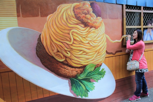 沙鹿美仁里彩繪巷:【台中沙鹿景點】美仁里彩繪村~香噴噴的統一肉燥麵,拍過微電影的小時光麵館,黑貓食堂,以及柑仔店和美仁國小,場景互動力十足