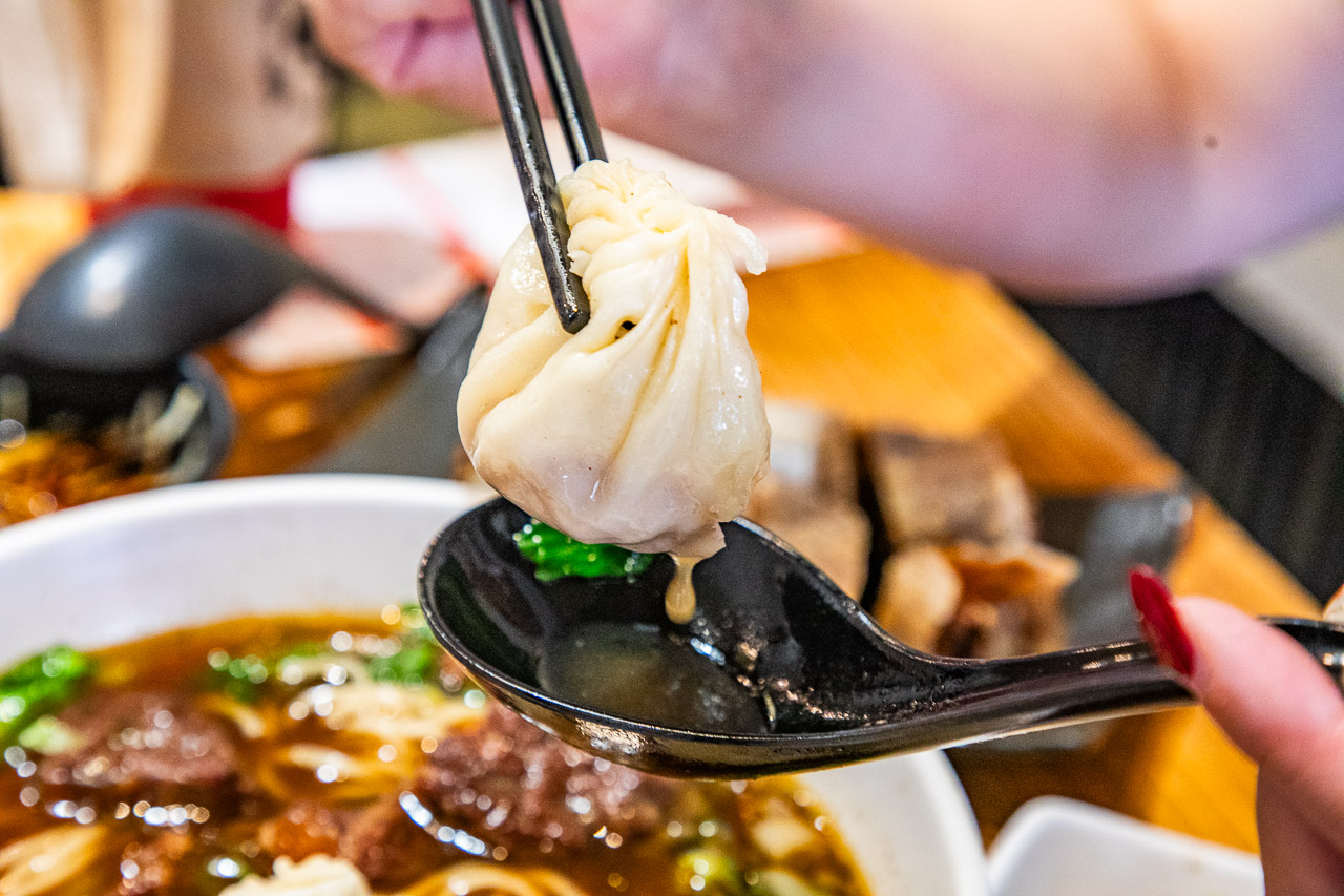 台中平價版鼎泰豐!必比登排隊名饕之鄉李姐的店,高CP值小籠湯包 牛肉麵。