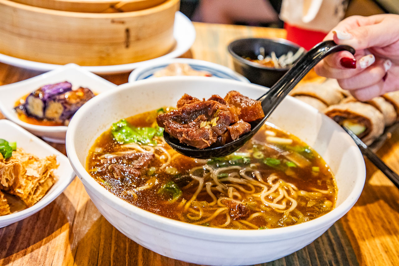 台中平價版鼎泰豐!必比登排隊名饕之鄉李姐的店,高CP值小籠湯包 牛肉麵。