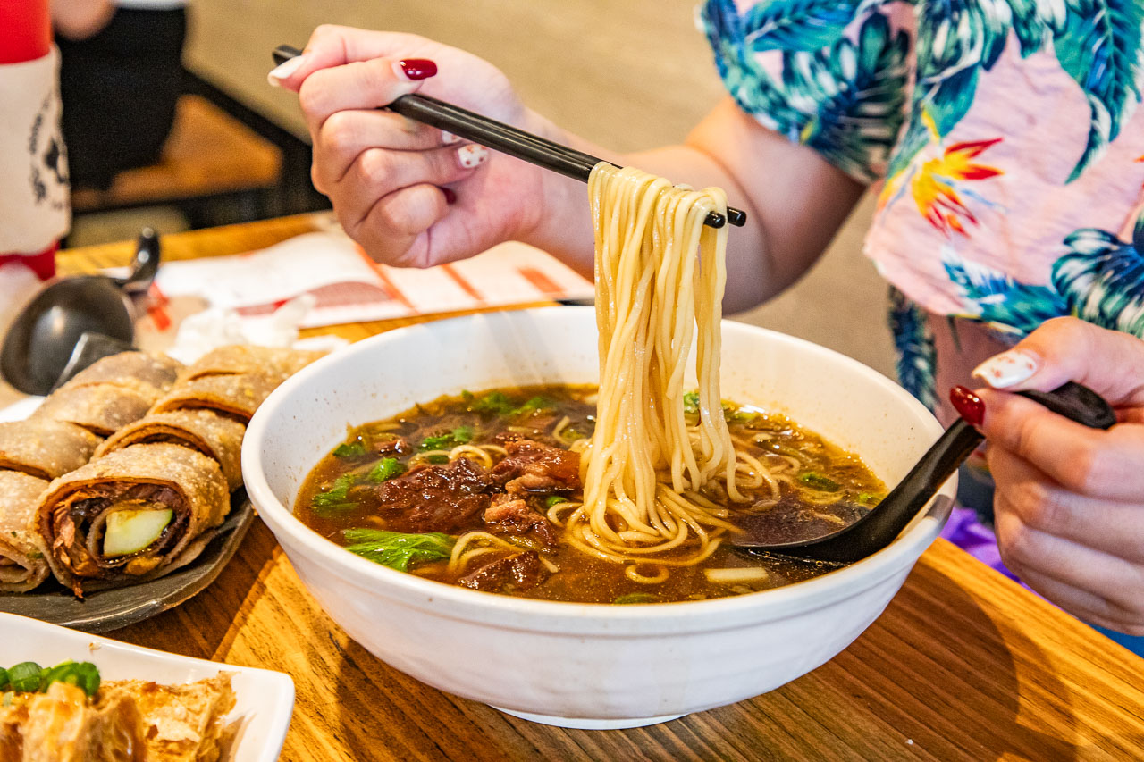 台中平價版鼎泰豐!必比登排隊名饕之鄉李姐的店,高CP值小籠湯包 牛肉麵。