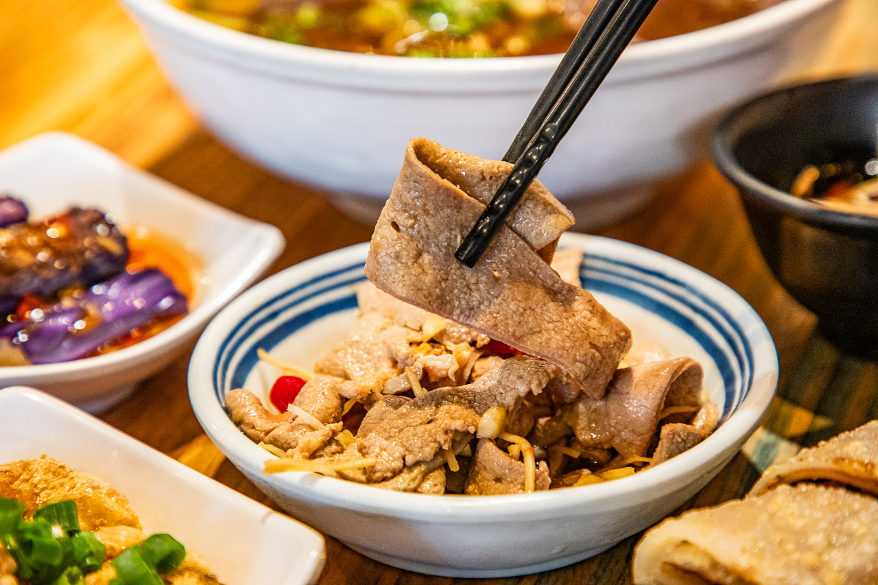 台中平價版鼎泰豐!必比登排隊名饕之鄉李姐的店,高CP值小籠湯包 牛肉麵。