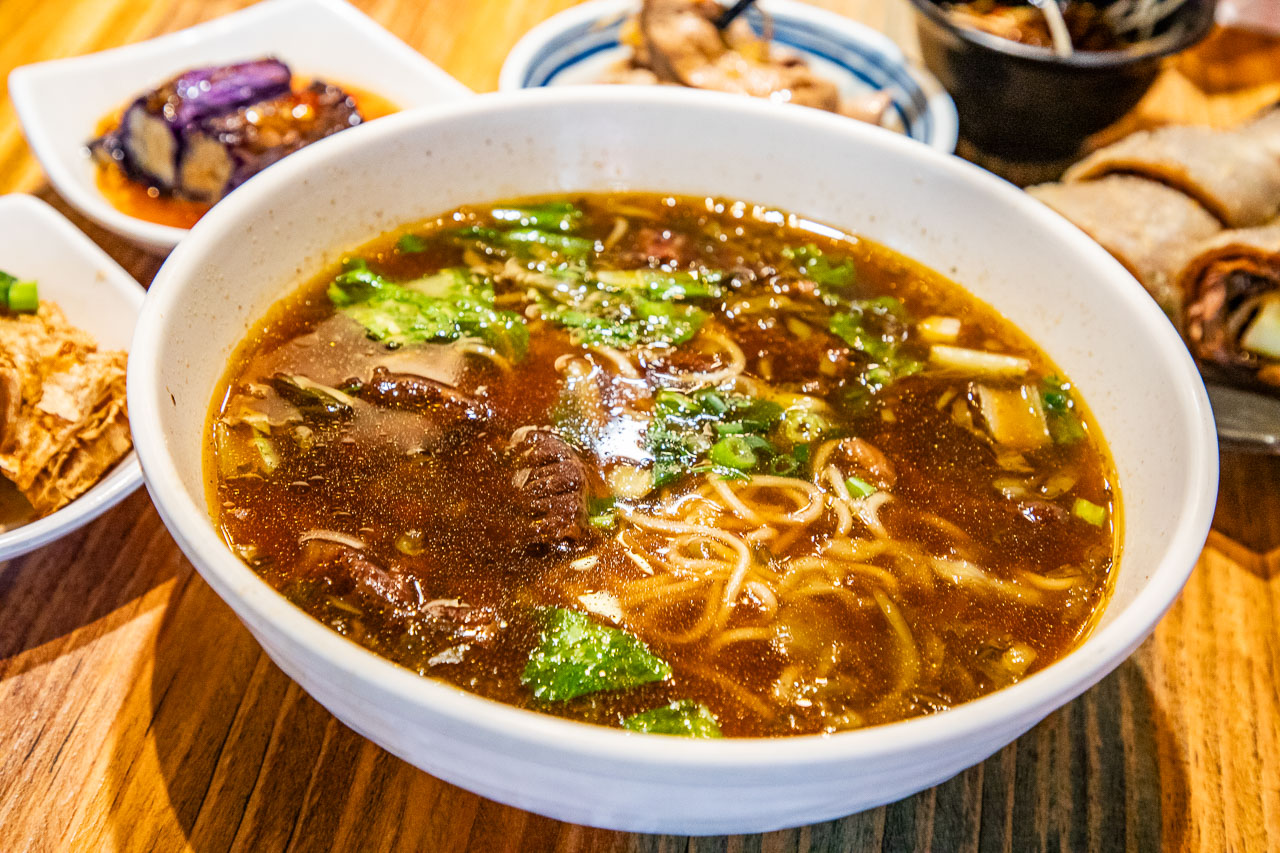 台中平價版鼎泰豐!必比登排隊名饕之鄉李姐的店,高CP值小籠湯包 牛肉麵。