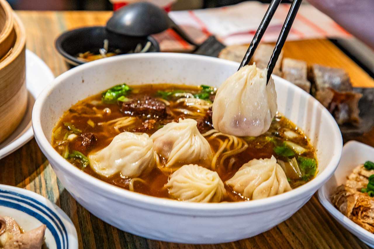 台中平價版鼎泰豐!必比登排隊名饕之鄉李姐的店,高CP值小籠湯包 牛肉麵。