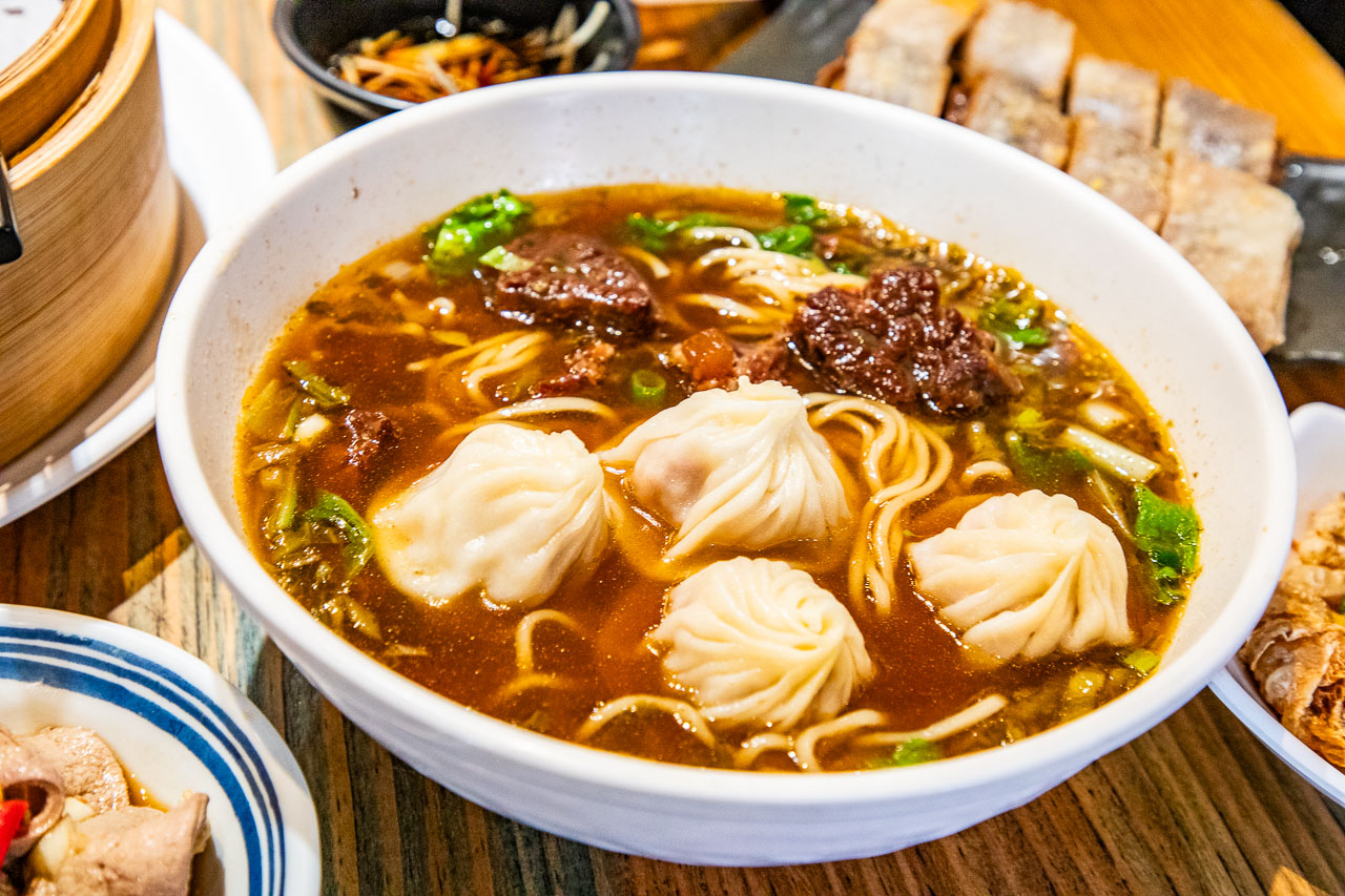台中平價版鼎泰豐!必比登排隊名饕之鄉李姐的店,高CP值小籠湯包 牛肉麵。