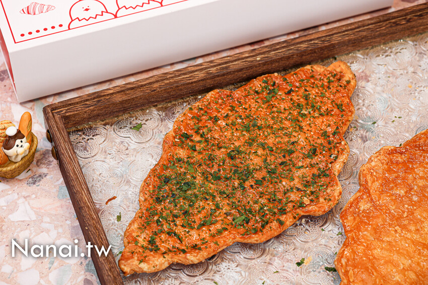 小熊菓子又有新品!尺寸長達25公分雞排可頌,極致酥脆又酥鬆