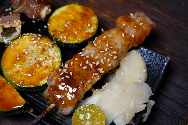 新北必吃美食-板橋隱居府中店，府中捷運站居酒屋推薦，有好吃串燒、啤酒、創意日式料理的新北居酒屋