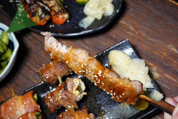 新北必吃美食-板橋隱居府中店，府中捷運站居酒屋推薦，有好吃串燒、啤酒、創意日式料理的新北居酒屋