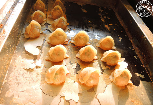 鎮新記飲茶餐廳:呷飽祙【台中西屯・鎮新記】有長翅膀的銷魂煎餃 鎮新記飲茶餐廳:呷飽祙【台中西屯・鎮新記】有長翅膀的銷魂煎餃