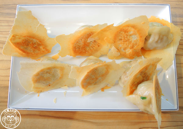 鎮新記飲茶餐廳:呷飽祙【台中西屯・鎮新記】有長翅膀的銷魂煎餃 鎮新記飲茶餐廳:呷飽祙【台中西屯・鎮新記】有長翅膀的銷魂煎餃