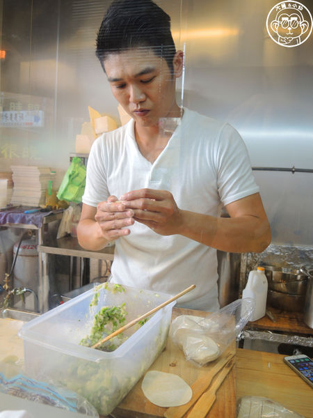 鎮新記飲茶餐廳:呷飽祙【台中西屯・鎮新記】有長翅膀的銷魂煎餃 鎮新記飲茶餐廳:呷飽祙【台中西屯・鎮新記】有長翅膀的銷魂煎餃