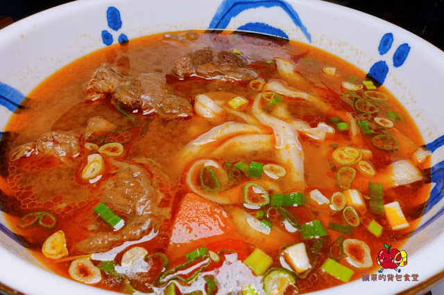 [食記] 新竹東區-墨簡單料理 中午時段 牛肉麵 麻辣牛肉麵椒香酥麻 半筋半肉膠質豐富 清燉雞腿麵湯頭清燉味道香醇