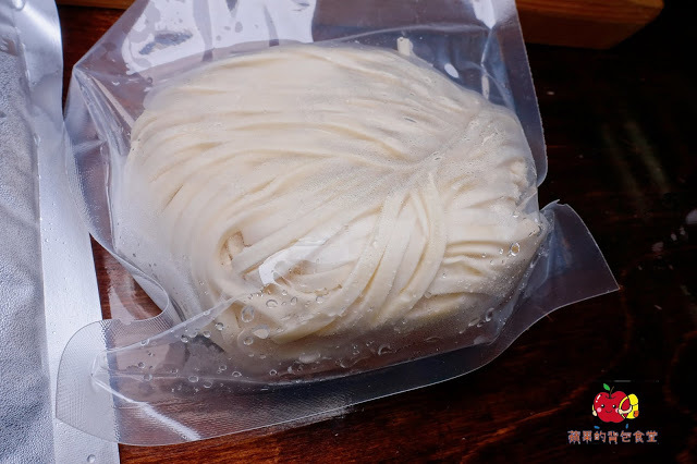 [食記] 新竹東區-墨簡單料理 中午時段 牛肉麵 麻辣牛肉麵椒香酥麻 半筋半肉膠質豐富 清燉雞腿麵湯頭清燉味道香醇