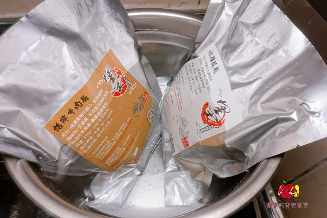 [食記] 新竹東區-墨簡單料理 中午時段 牛肉麵 麻辣牛肉麵椒香酥麻 半筋半肉膠質豐富 清燉雞腿麵湯頭清燉味道香醇