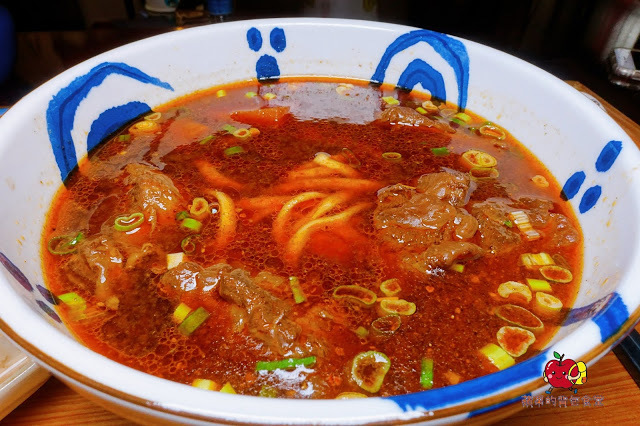 [食記] 新竹東區-墨簡單料理 中午時段 牛肉麵 麻辣牛肉麵椒香酥麻 半筋半肉膠質豐富 清燉雞腿麵湯頭清燉味道香醇