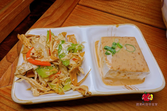 [食記] 新竹東區-墨簡單料理 中午時段 牛肉麵 麻辣牛肉麵椒香酥麻 半筋半肉膠質豐富 清燉雞腿麵湯頭清燉味道香醇