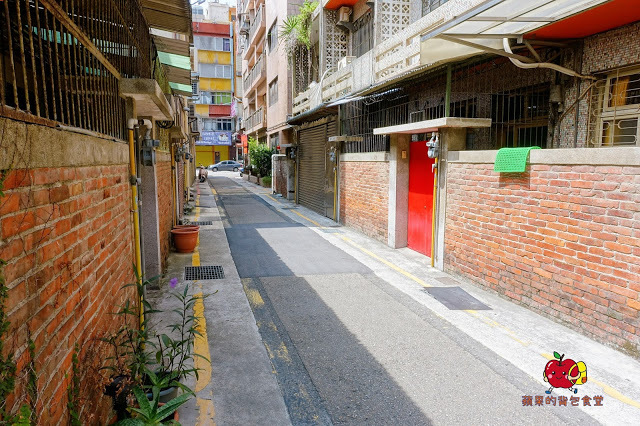 [食記] 新竹東區-墨簡單料理 中午時段 牛肉麵 麻辣牛肉麵椒香酥麻 半筋半肉膠質豐富 清燉雞腿麵湯頭清燉味道香醇