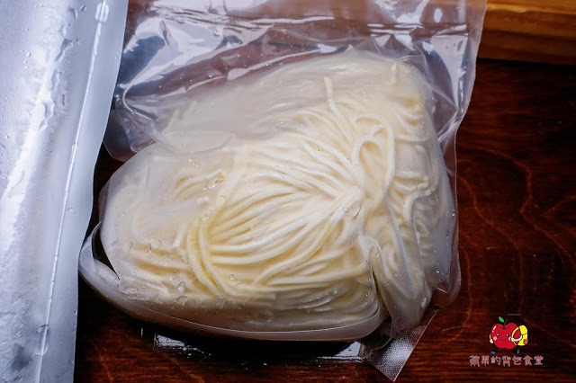 [食記] 新竹東區-墨簡單料理 中午時段 牛肉麵 麻辣牛肉麵椒香酥麻 半筋半肉膠質豐富 清燉雞腿麵湯頭清燉味道香醇